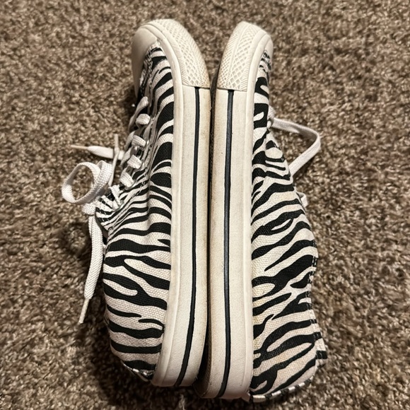 Adorable zebra-print Miley Cyrus & Max Azria converse-style sneakers (8) - Picture 7 of 11